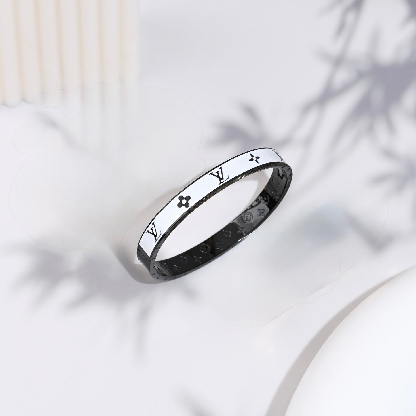 Manon Bangle