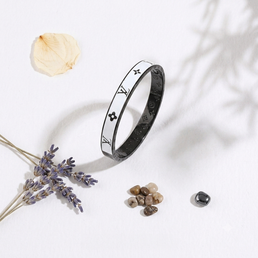 Manon Bangle