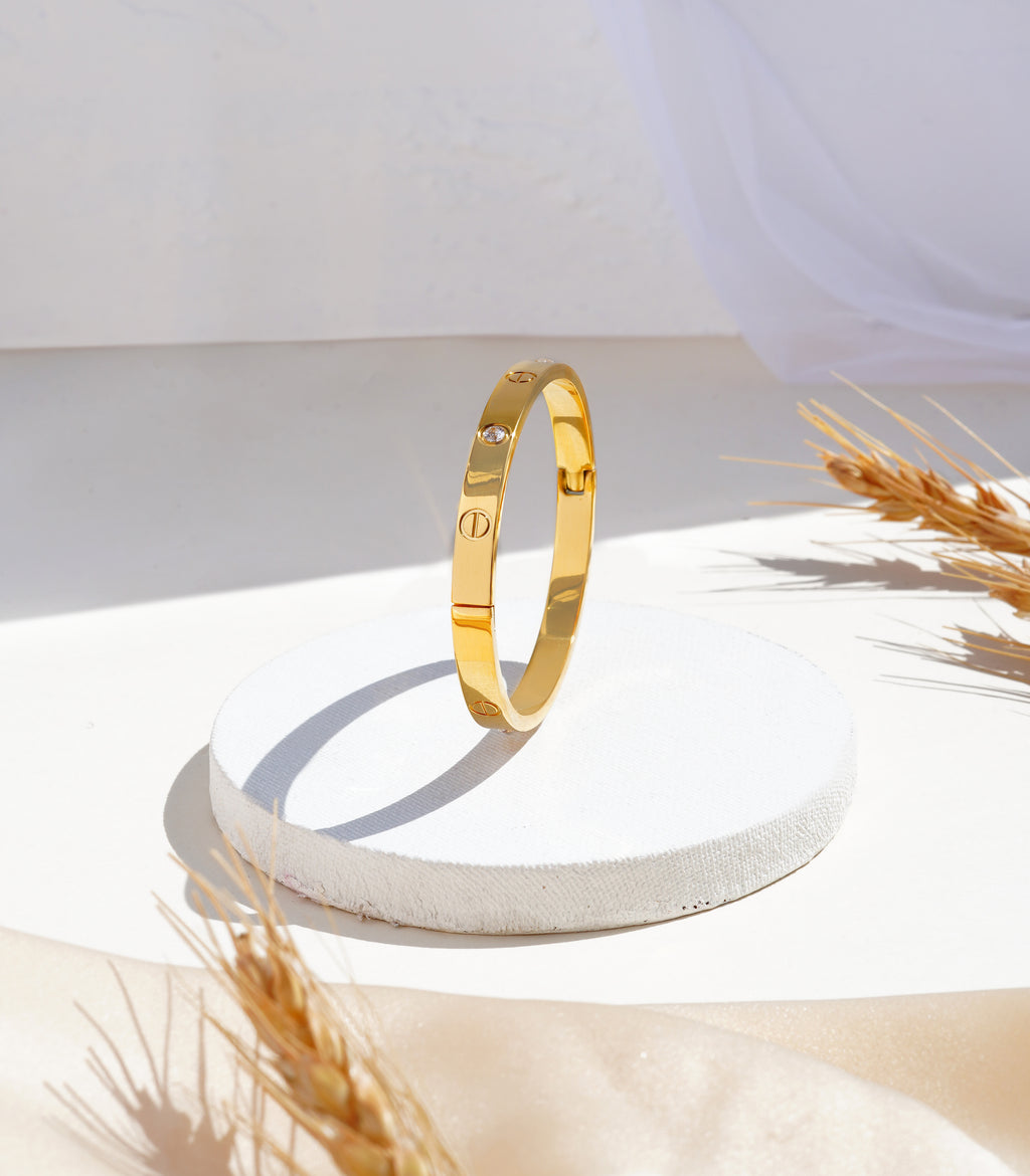 Gold alternate diamond bangle